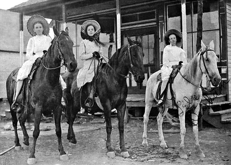 3 girls horseback in front of Chamal Post Office