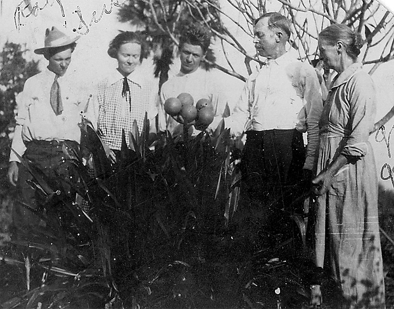 Raymond, Susie, ?, WR & Sallie Derr